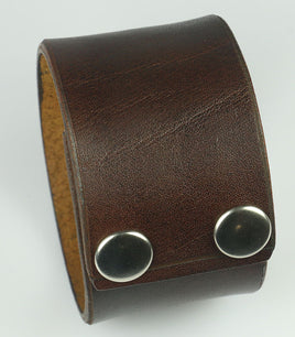 plain brown wristband with snaps, 1 5/8" wide